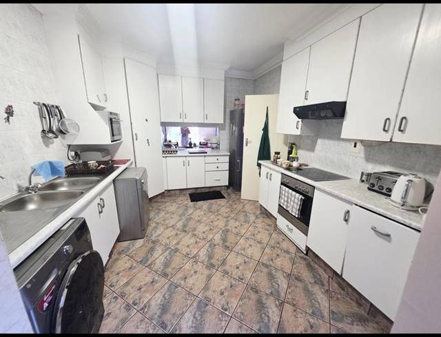 3 BEDROOM TOWNHOUSE FOR SALE IN ASTON MANOR
